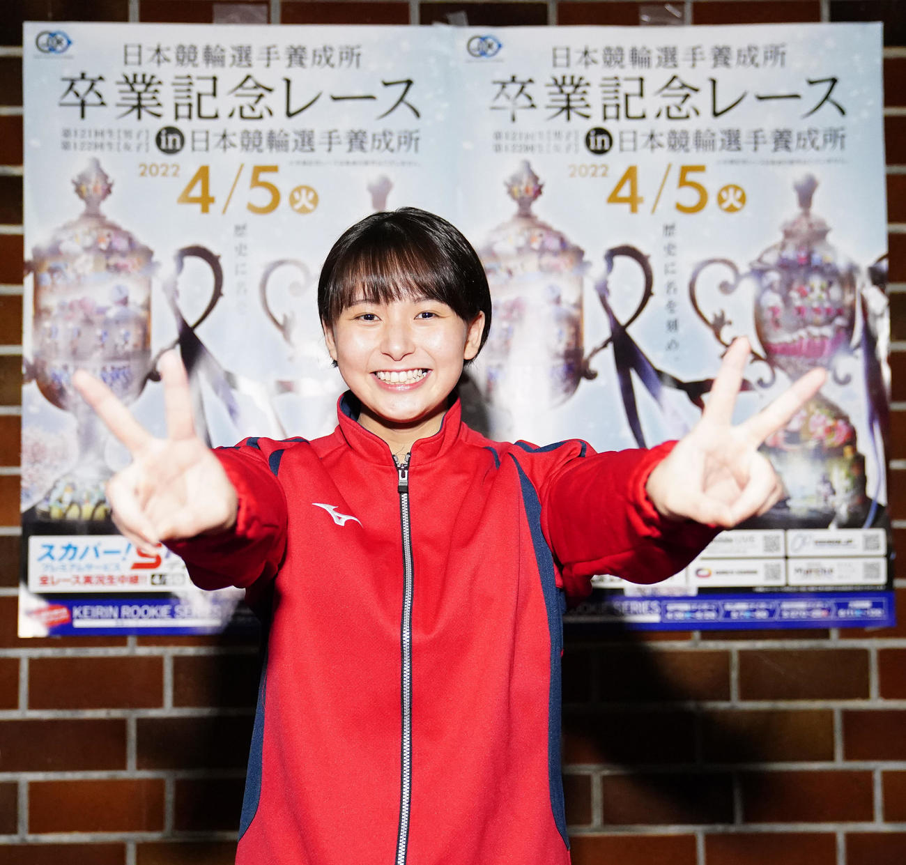 卒業記念レースで決勝に進出し、レース後に笑顔でピースサインを見せる塩田日海（2022年4月5日撮影）