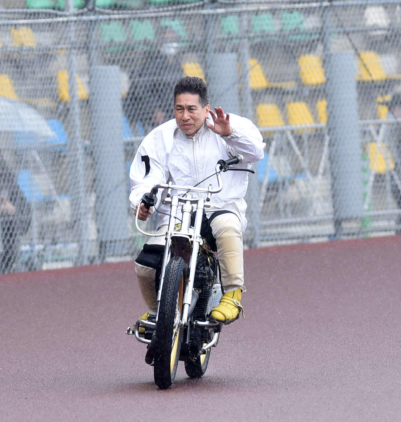 篠崎実は準々決勝戦6RでSG最年長勝利を飾り、ウイニングランする（撮影・柴田隆二）