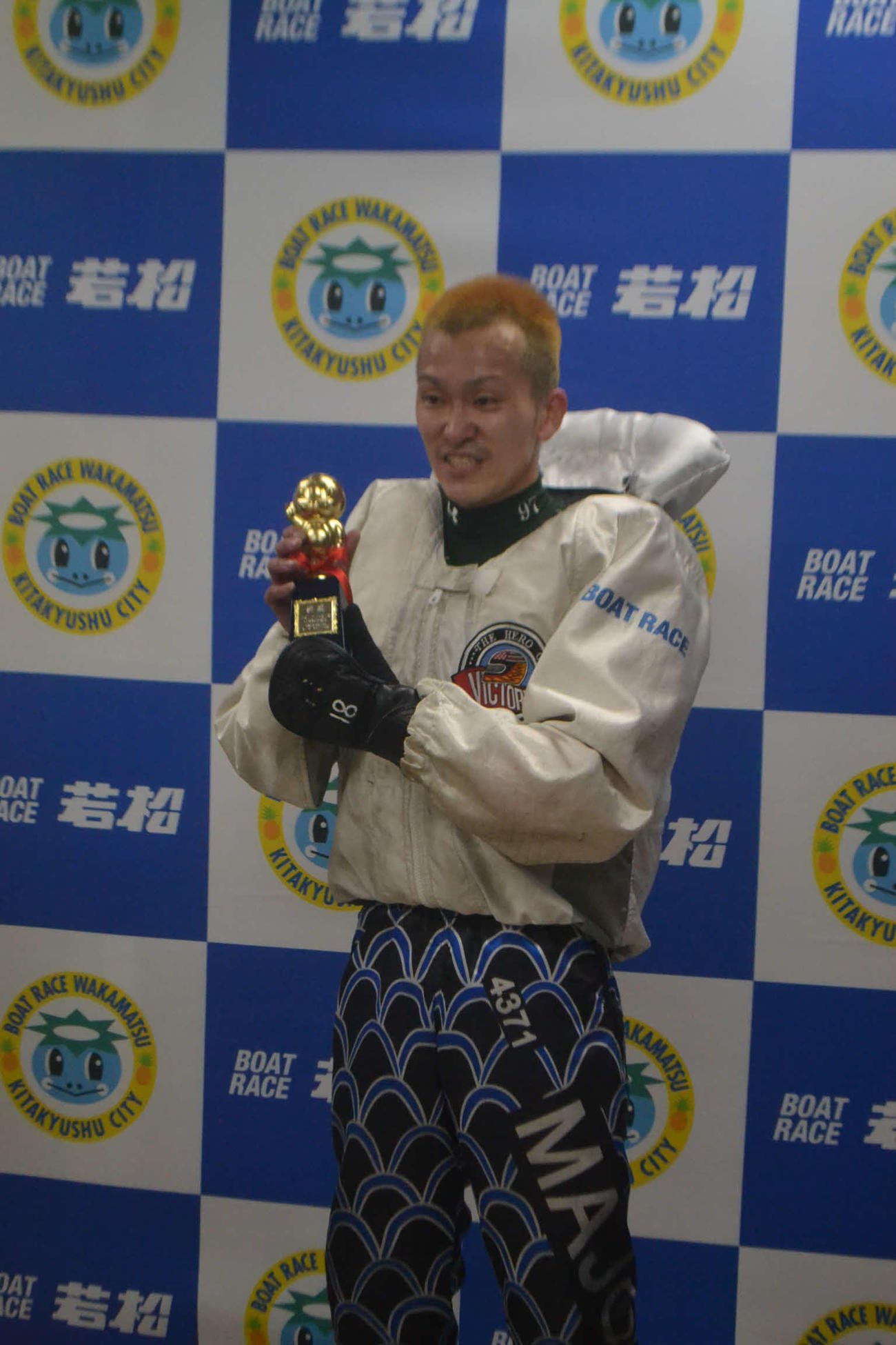 イン逃げで今年初優勝を飾った西山貴浩はトロフィーをかかげた