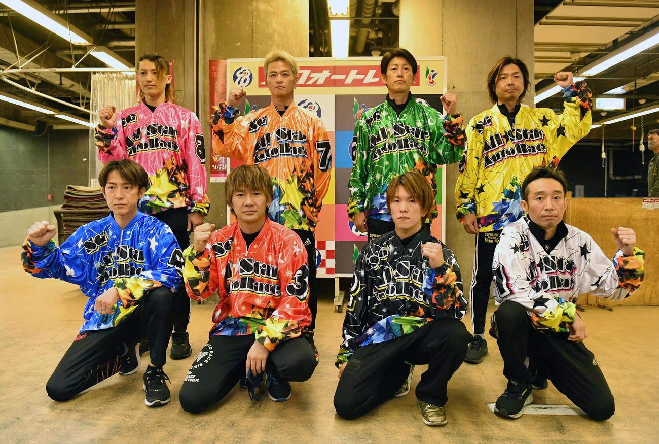 優勝戦の記念撮影に納まる、前列左から丹村飛竜、加賀谷建明、鈴木圭一郎、永井大介、後列左から高宗良次、早川清太郎、篠原睦、有吉辰也（撮影・柴田隆二）