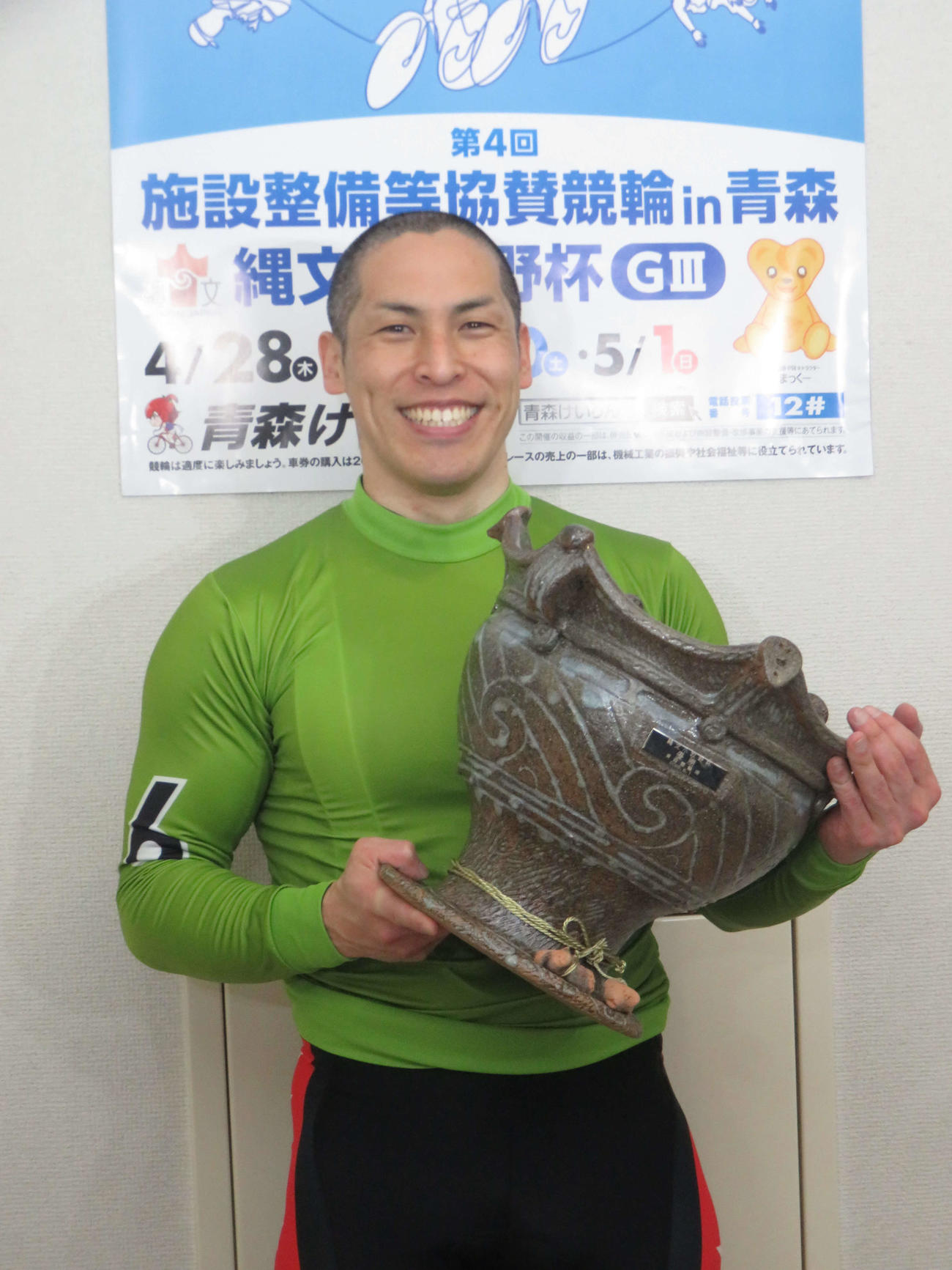 縄文小牧野杯を手に満面の笑みの河端朋之