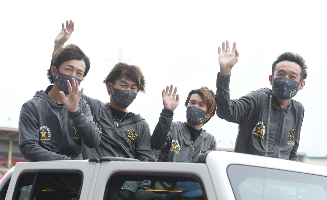 優勝戦の選手紹介で場内を1周する。左から丹村飛竜、加賀谷建明、鈴木圭一郎、永井大介（撮影・柴田隆二）