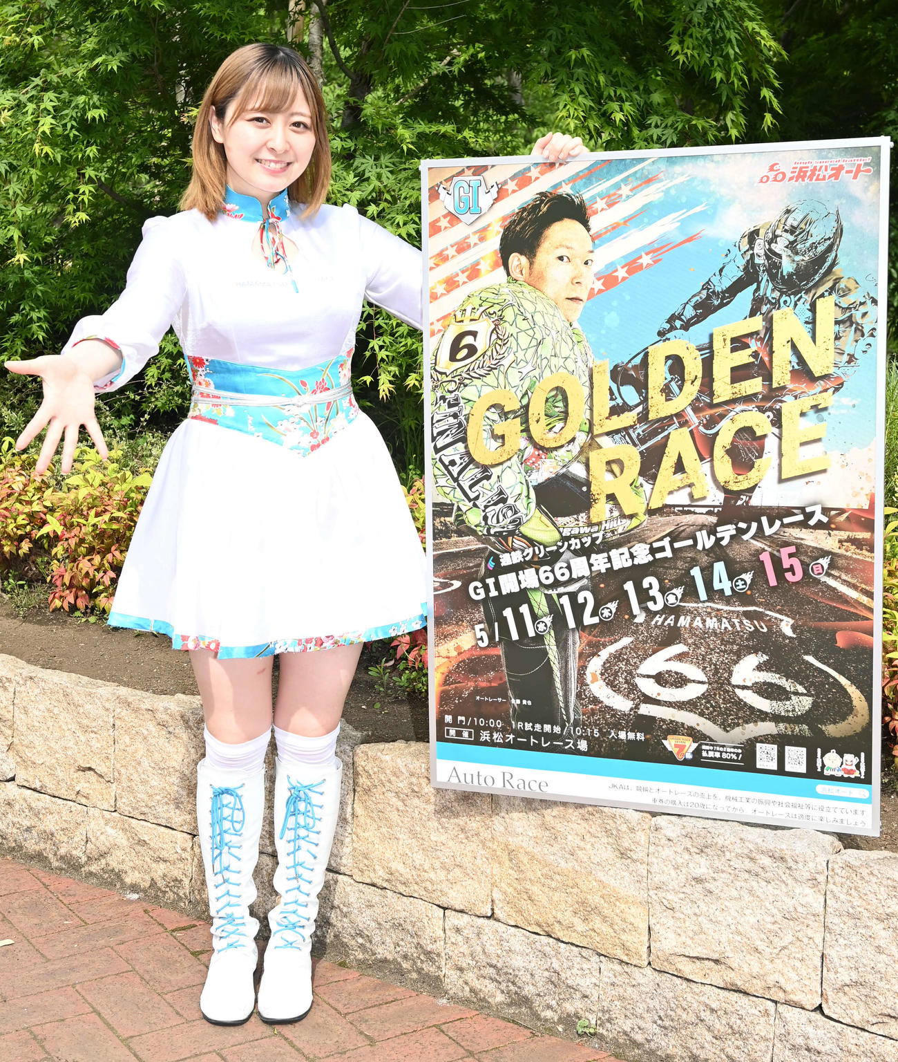 ゴールデンレースをPRする浜松オートレースヴィーナスのJIN（撮影・山崎安昭）