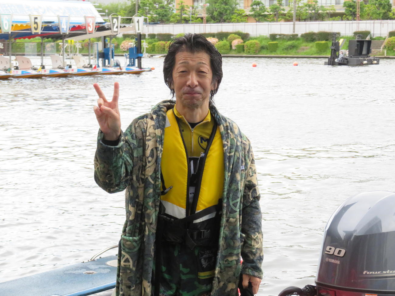水神祭の祝福を受ける平石和男（撮影・窪寺伸行）