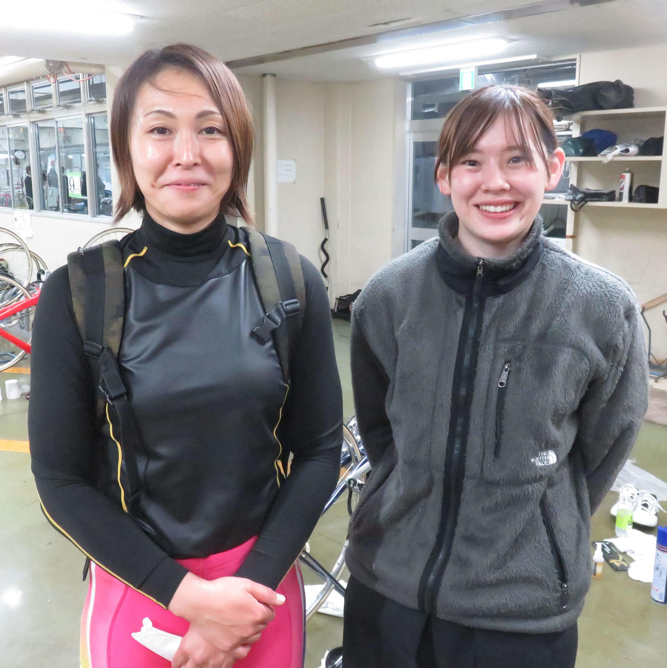 佐藤亜貴子（左）が同県の後輩・高木佑真と巻き返しを誓う（撮影・野島成浩）
