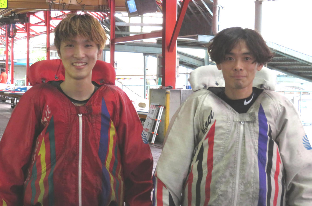 師匠の黒井達矢（右）に続く2着を喜ぶ石田貴洋