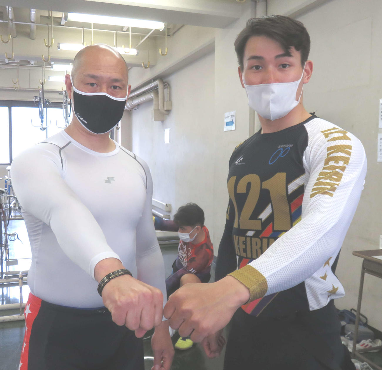 東日本初参戦の太田海也（右）は師匠の藤田昌宏と健闘を誓う