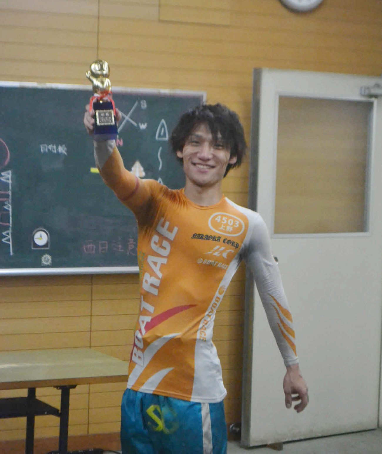 イン逃げで今年初優勝＆若松初優勝を飾った上野真之介は、かっぱくんトロフィーを笑顔で高々と掲げた