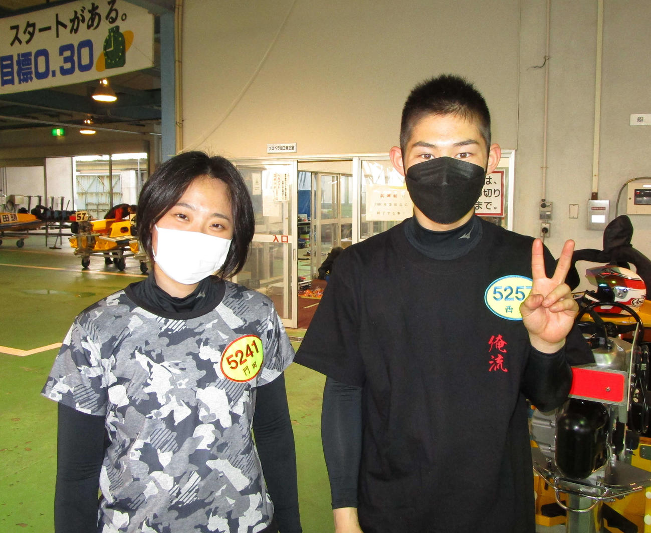 今節デビューする門田栞と西丸侑太朗（左から）
