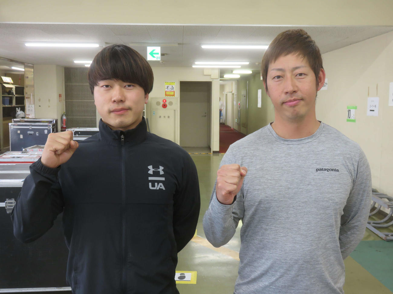 初の師弟同時あっせんの佐藤朋也（右）と田口勇介