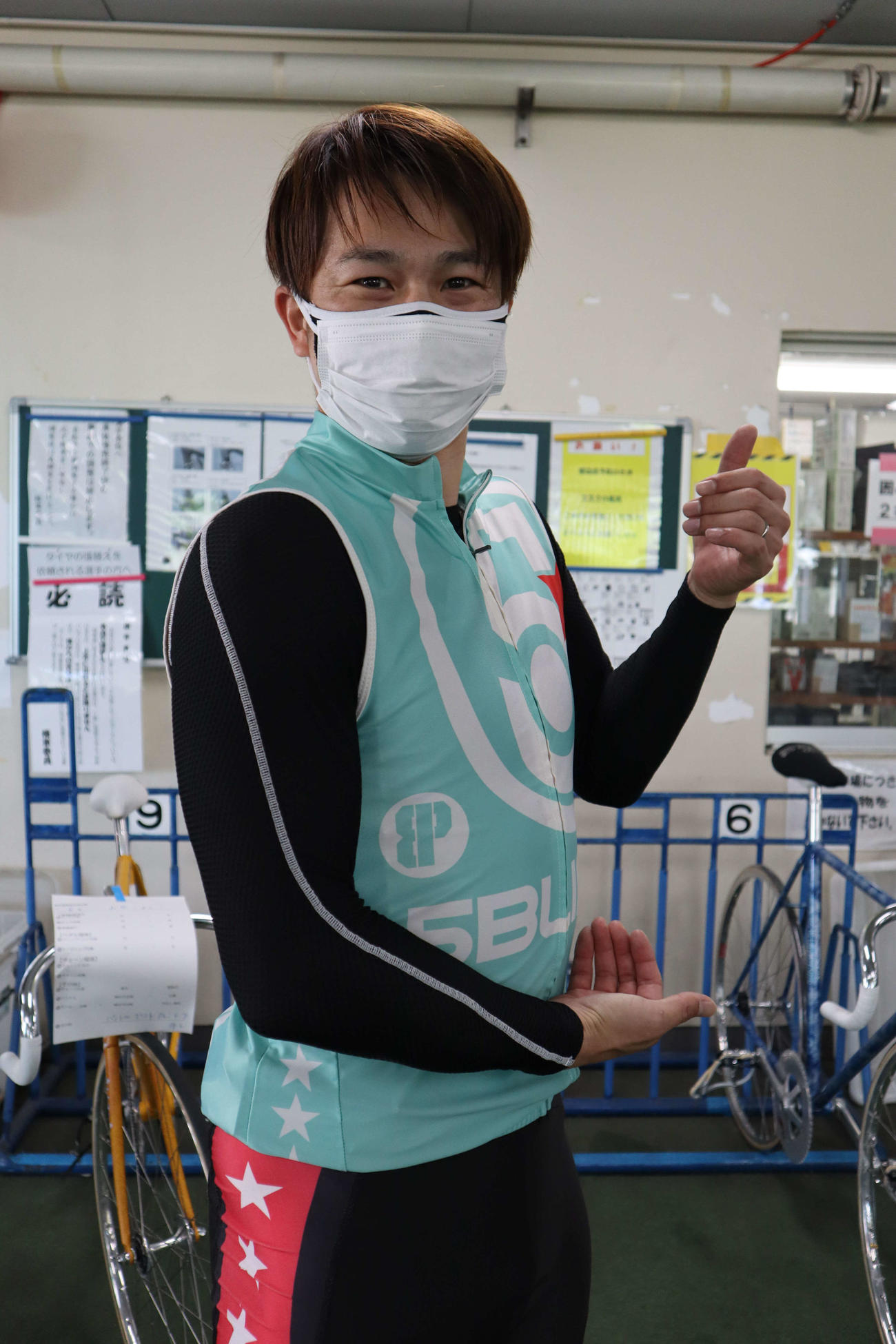 5日に長男が生まれた大川龍二は抱っこポーズで意気込みをアピール（撮影・音無剛）