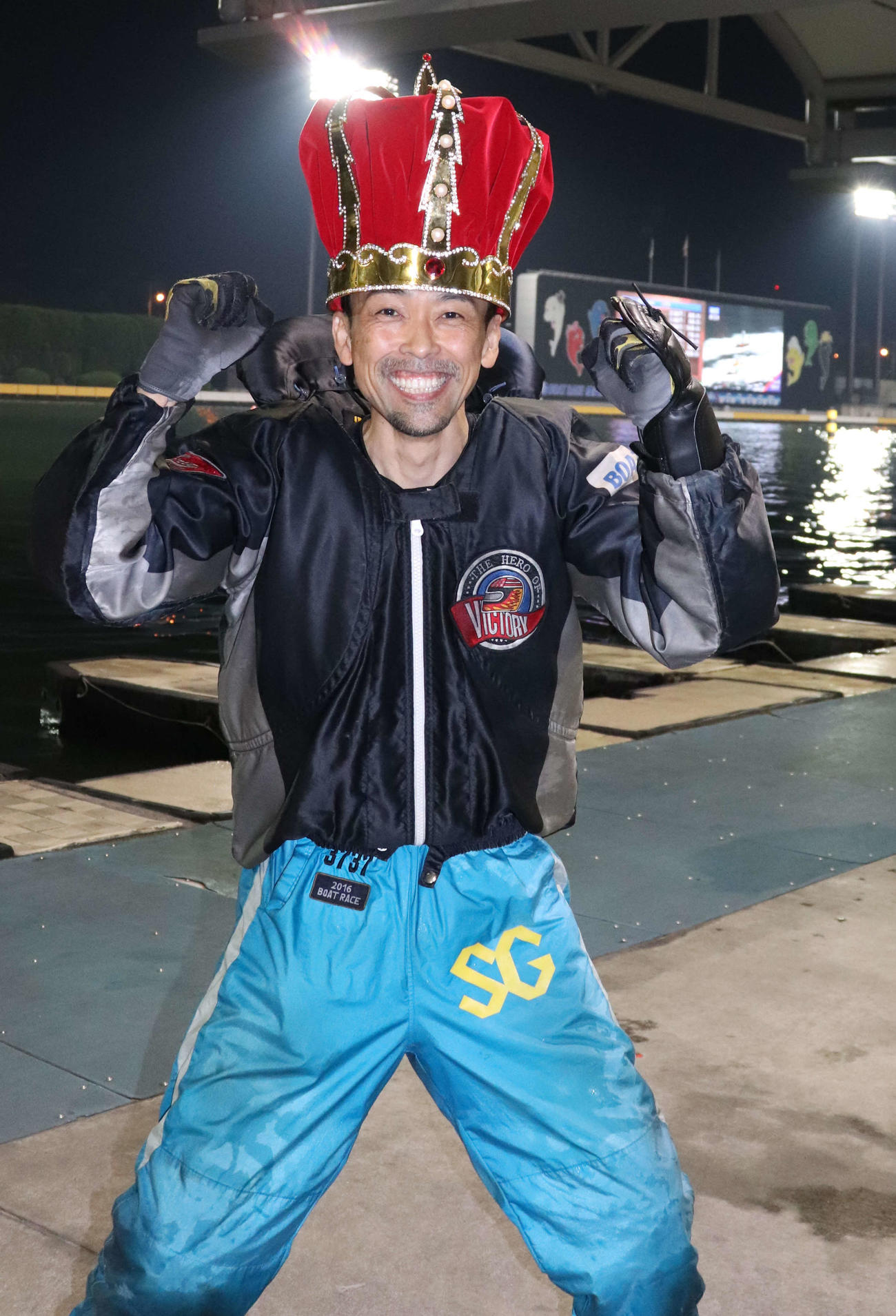 上平真二がマスターズリーグ第1戦を制し、住之江王冠をかぶり笑顔（撮影・神田成史）