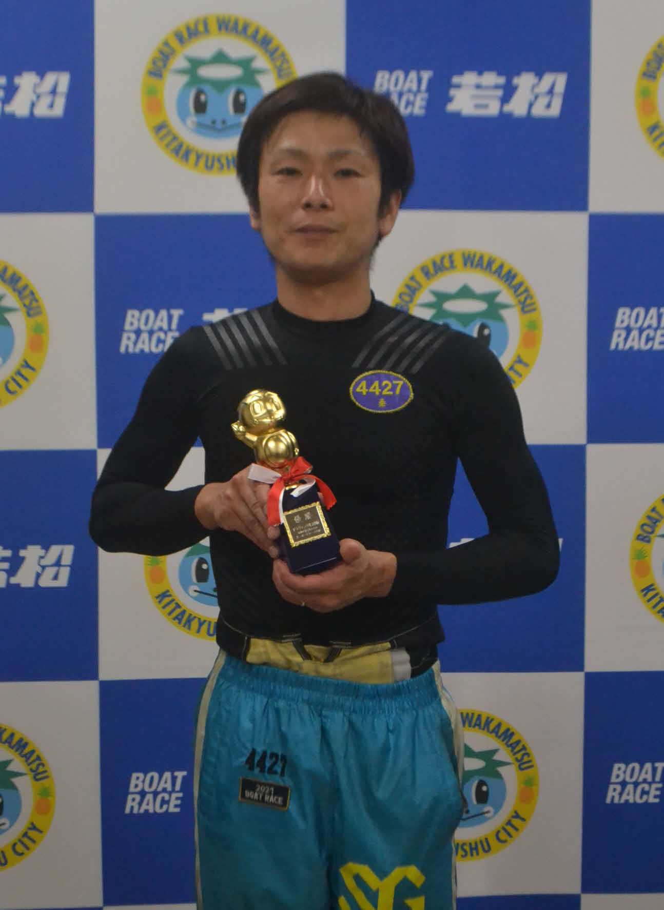 秦英悟が逃げて今年初優勝。若松初優勝を決めてトロフィーを手にした