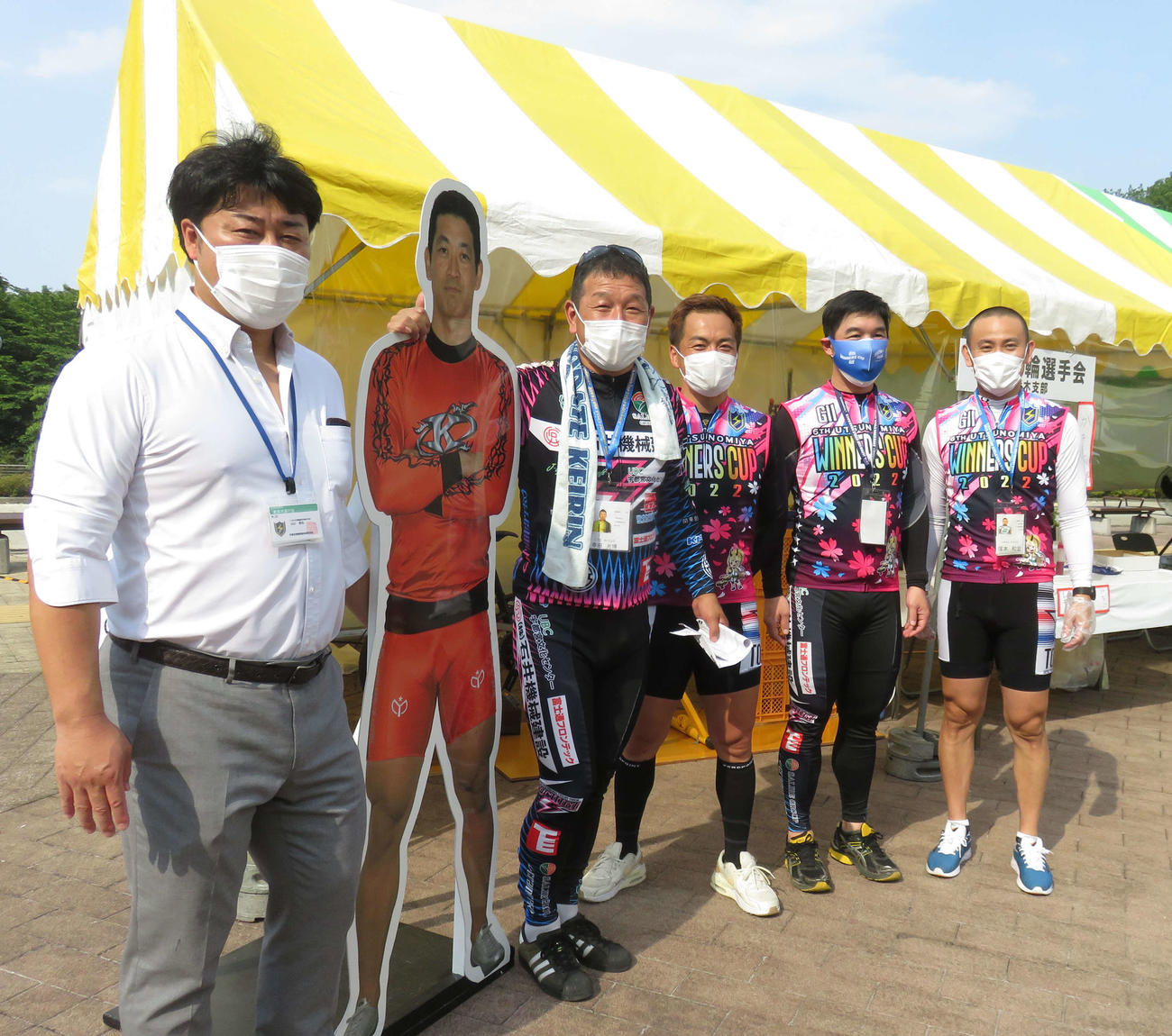 選手会ブースでファンをお出迎えする栃木支部の選手。左から山口貴弘、神山雄一郎の等身大パネルを挟み、幸田光博、黒田篤、早坂道義、塚本和宏（撮影・野島成浩）