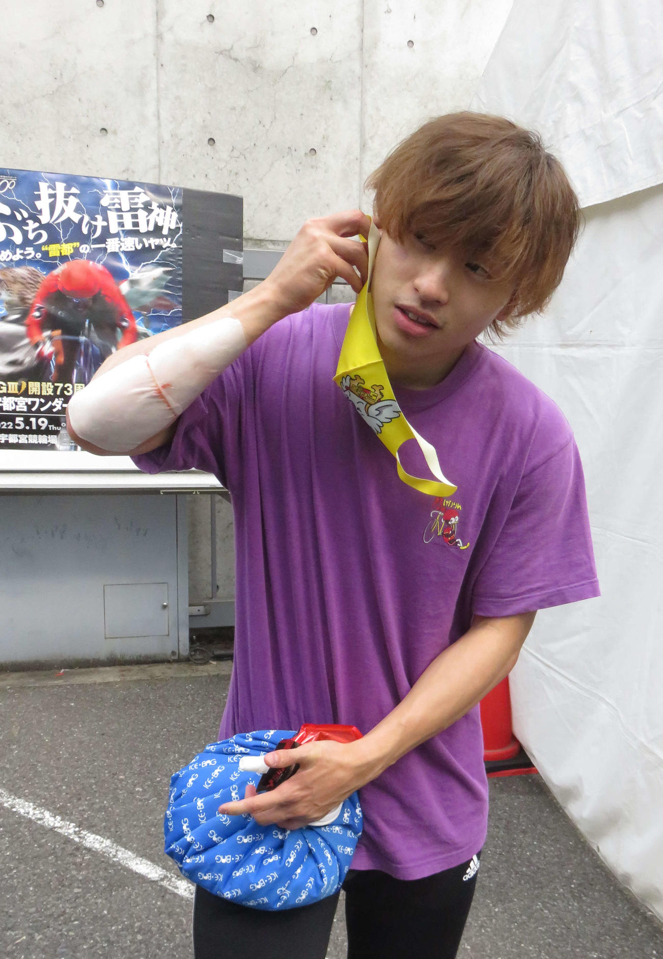 擦過傷を負った右腕を治療し、打撲した右足を氷のうで冷やしながら取材に応じる山口拳矢（撮影・野島成浩）