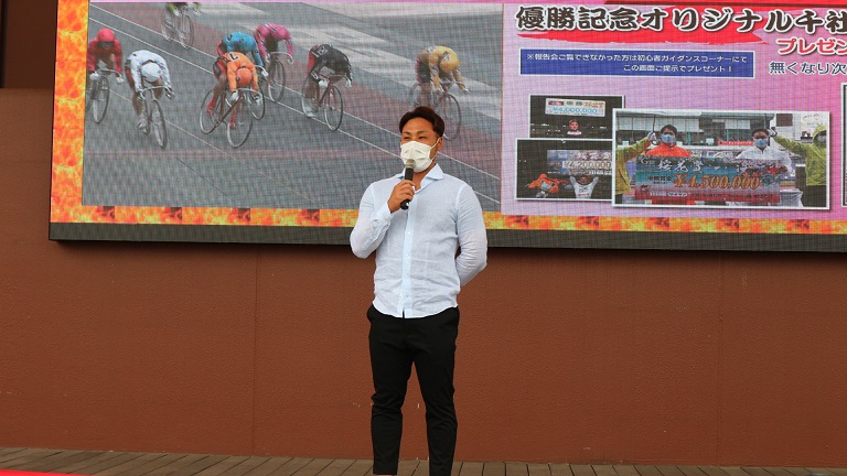 ファンの前で川崎G3・3連覇を報告する郡司浩平（撮影・22年5月20日）