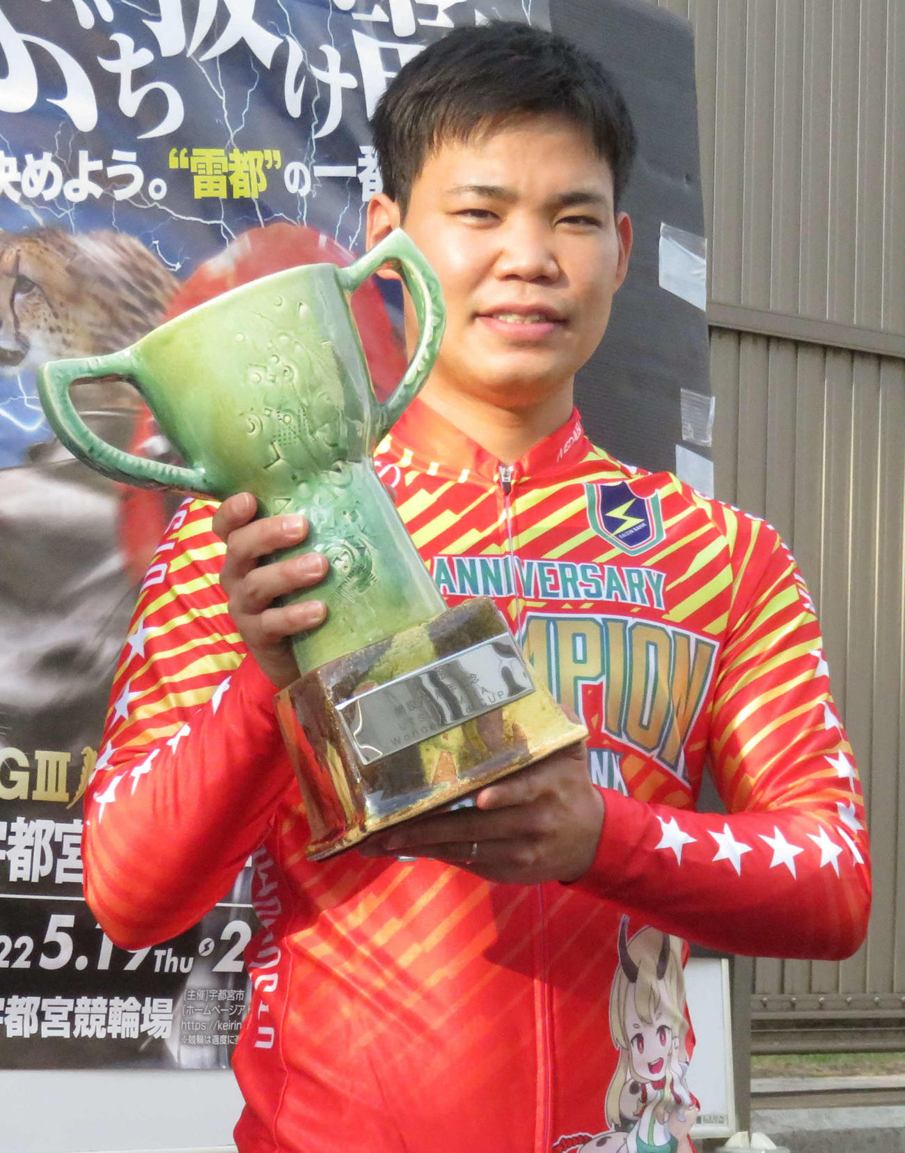 笑顔で優勝カップを掲げる吉田拓矢（撮影・野島成浩）