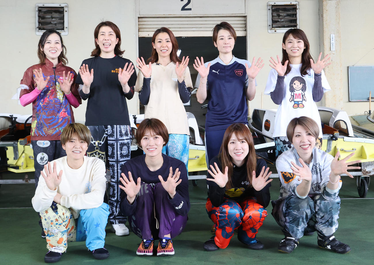 オールスターに出場する女子レーサー。後列左から平山智加、田口節子、鎌倉涼、平高奈菜、守屋美穂、前列左から遠藤エミ、倉持莉々、実森美祐、高田ひかる（撮影・梅根麻紀）