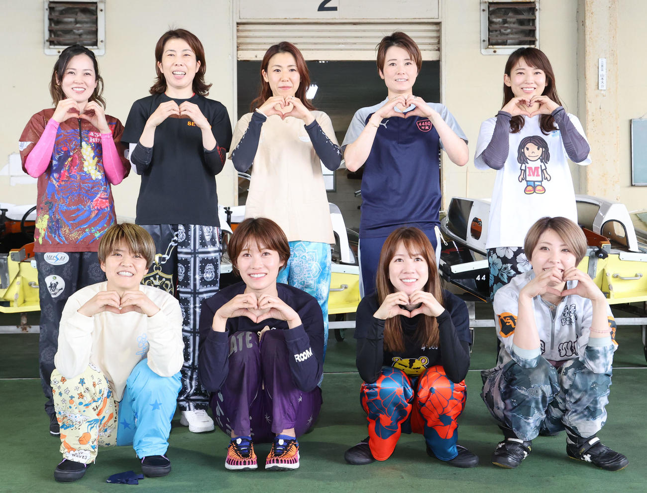 オールスターに出場する女子レーサー。後列左から平山智加、田口節子、鎌倉涼、平高奈菜、守屋美穂、前列左から遠藤エミ、倉持莉々、実森美祐、高田ひかる（撮影・梅根麻紀）