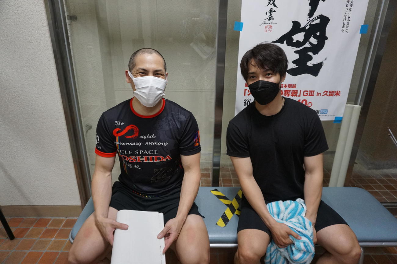 河端朋之（左）と瀬戸晋作が準決10Rでタッグを組む