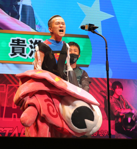 選手紹介に現れた「なるちゃん」の中から西山貴浩が登場！（撮影・梅根麻紀）