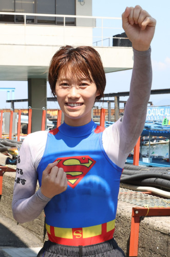 SG初出場で勝利し、水神祭で祝福された倉持莉々（撮影・梅根麻紀）