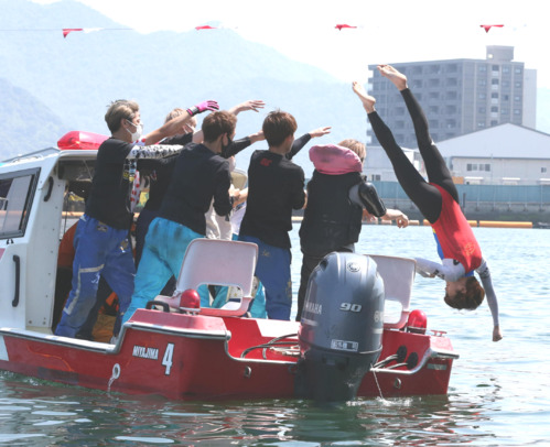 水神祭で祝福される倉持莉々（撮影・梅根麻紀）