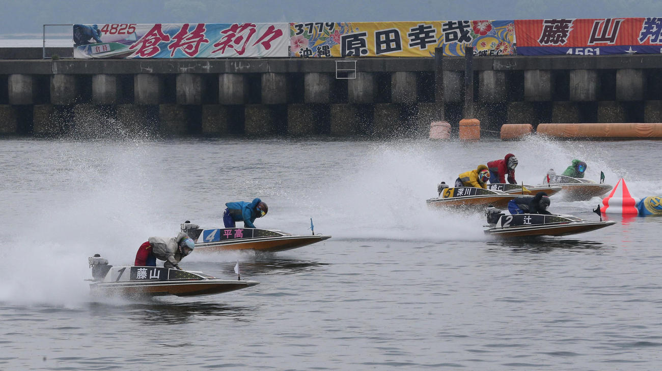 2R1周2マーク　1着1号艇藤山翔大、2着2号艇辻栄蔵（撮影・梅根麻紀）