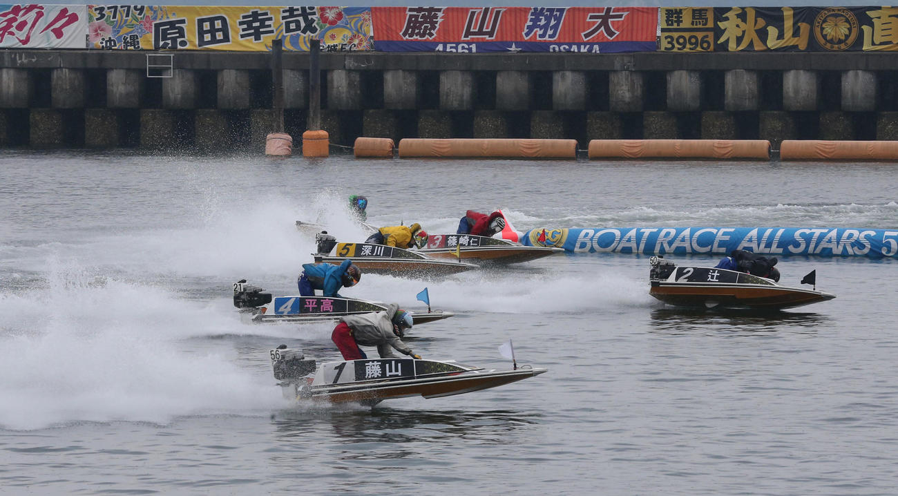 2R1周2マーク　1着1号艇藤山翔大、2着2号艇辻栄蔵（撮影・梅根麻紀）