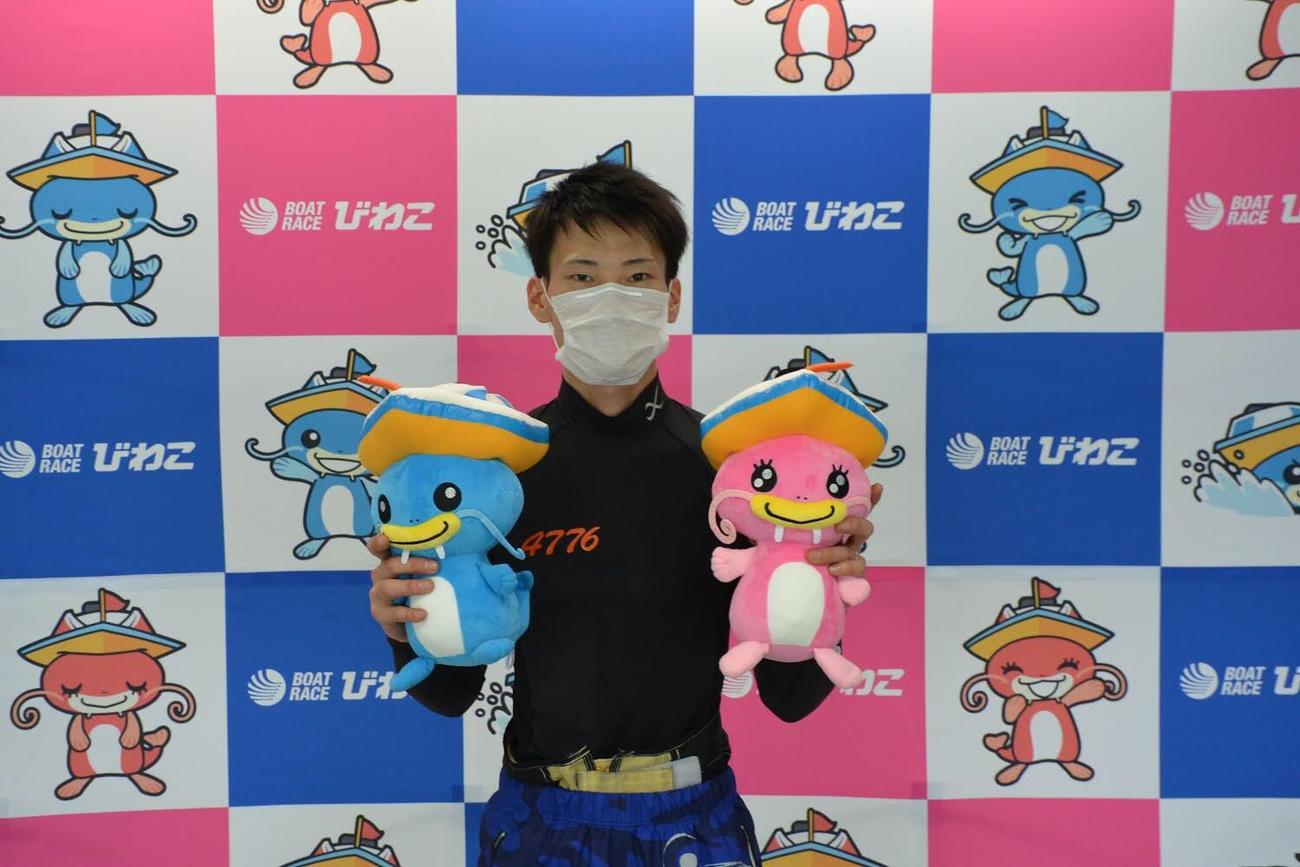 道中逆転で優勝を飾った竹田和哉が、びわこボートマスコットのビナちゃんとビーナスちゃんを手に笑顔