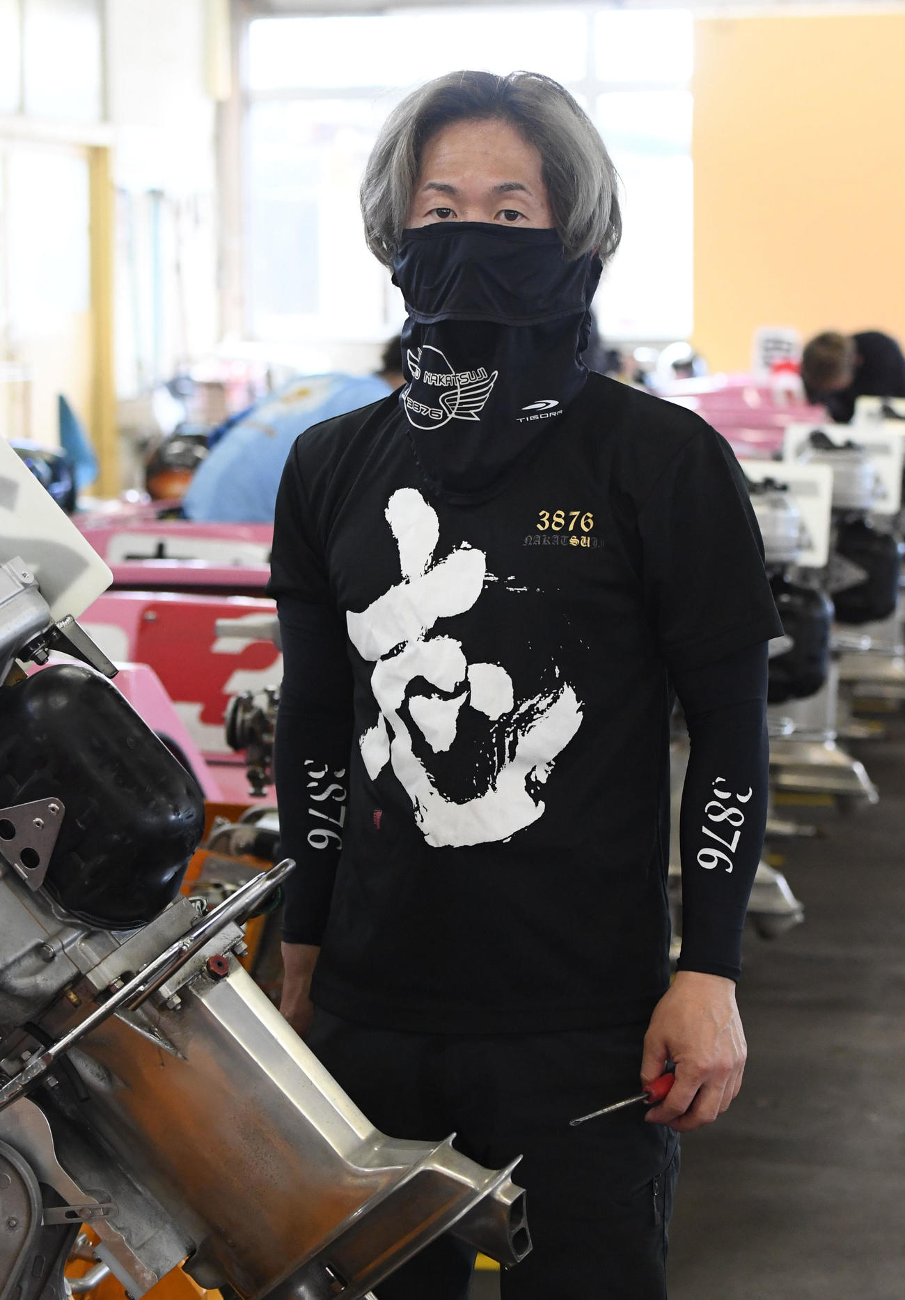 中辻崇人は周年優勝の24号機をゲットも、表情はさえなかった（撮影・滝沢美穂子）