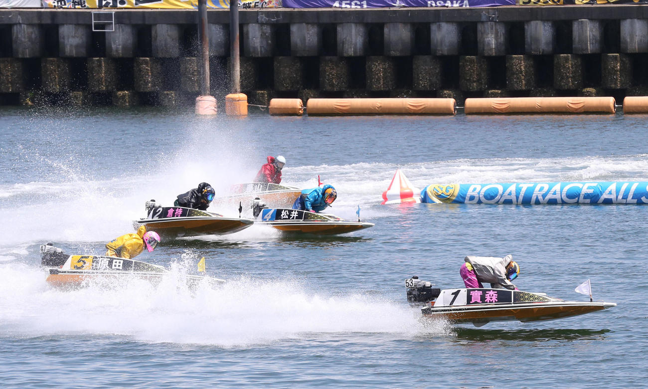 6R 1周2マーク　1着1号艇実森美祐、2着5号艇原田幸哉（撮影・梅根麻紀）