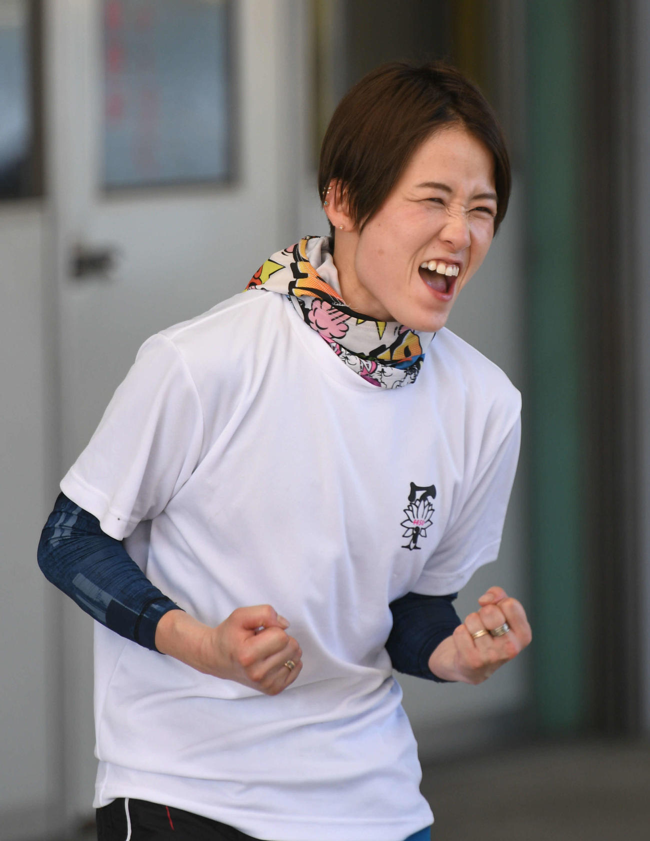 ガッツポーズする平高奈菜（2020年5月撮影）