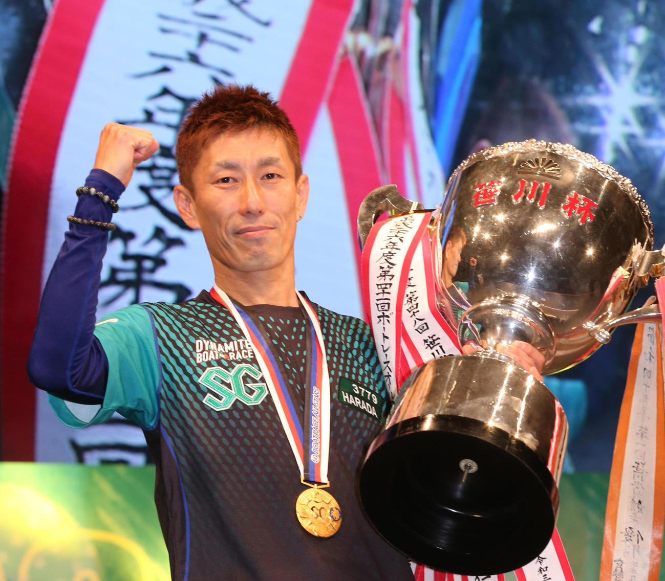 優勝カップを手にガッツポーズをする原田幸哉（撮影・梅根麻紀）