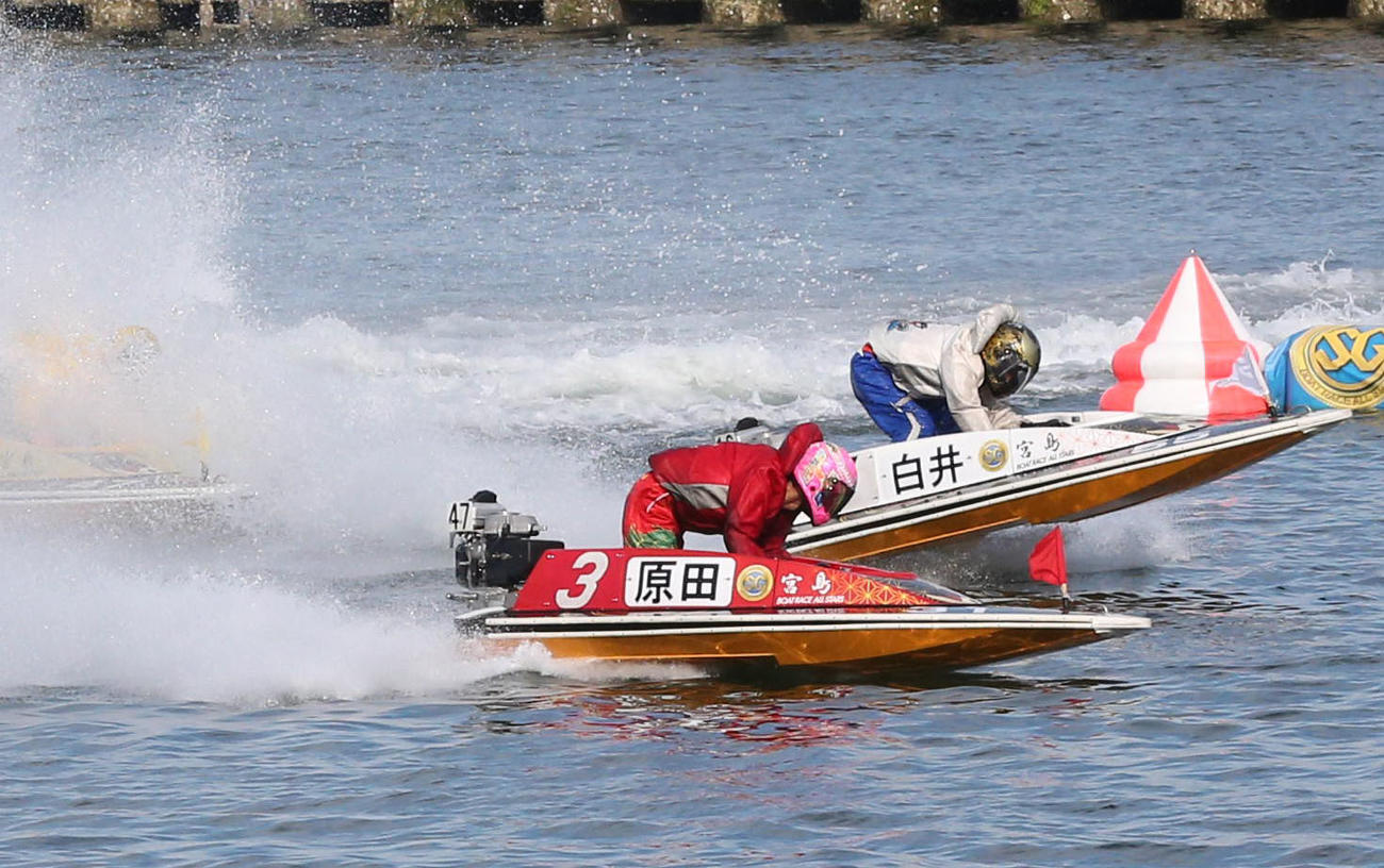 12R 1周2マーク　1着3号艇原田幸哉、2着1号艇白井英治（撮影・梅根麻紀）