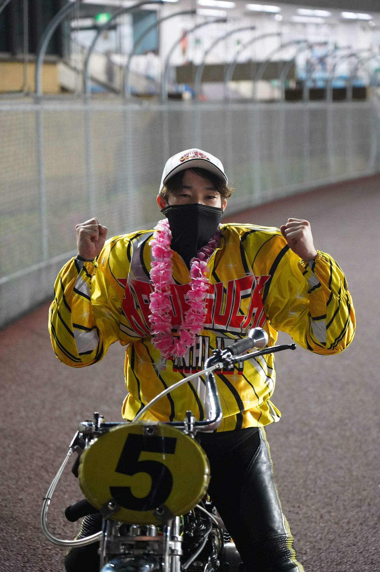 黒川京介が川口記念を制し、ガッツポーズ（撮影・木村重成）