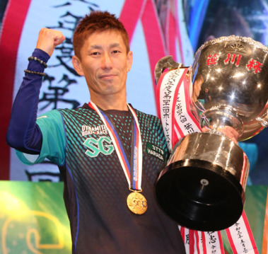 優勝カップを手にガッツポーズをする原田幸哉（撮影・梅根麻紀）