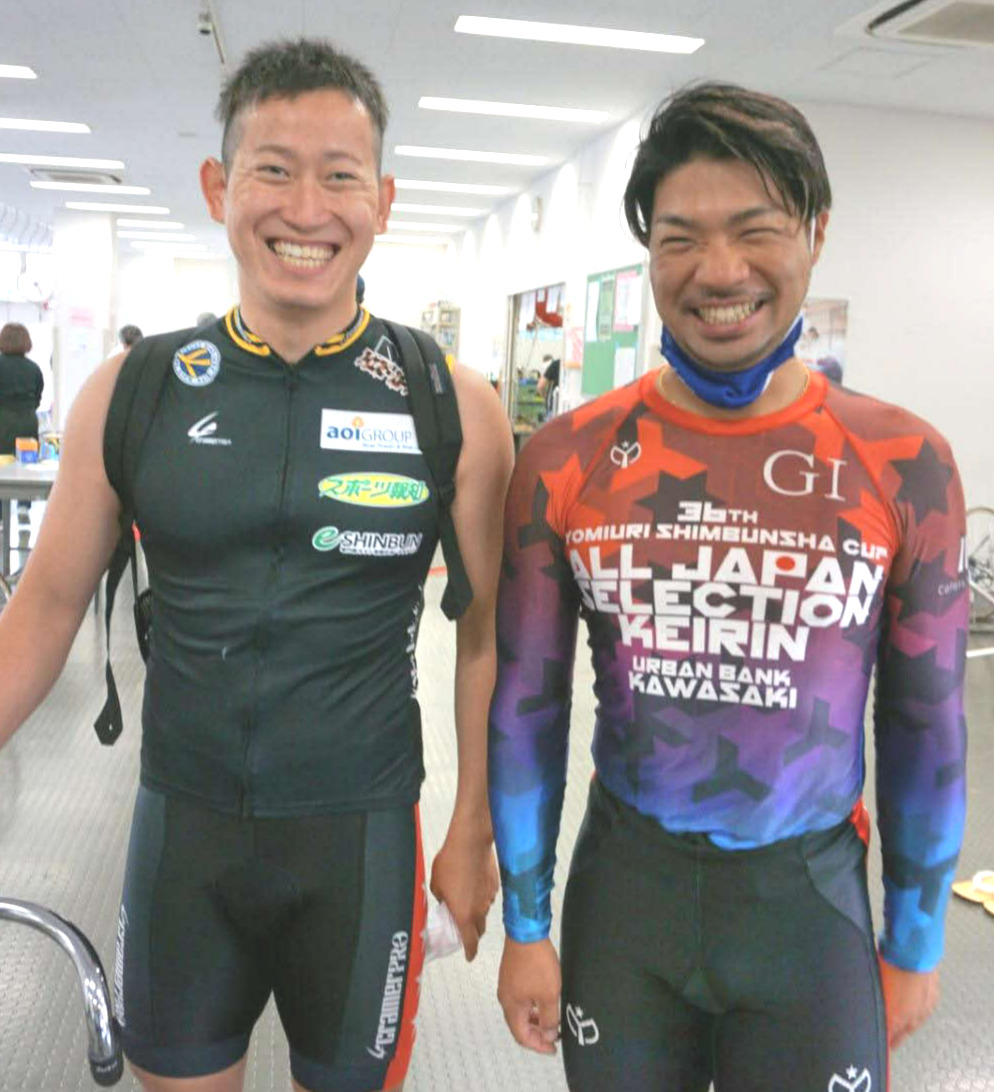 脇本雄太（左）との初タッグに笑顔を見せる東龍之介