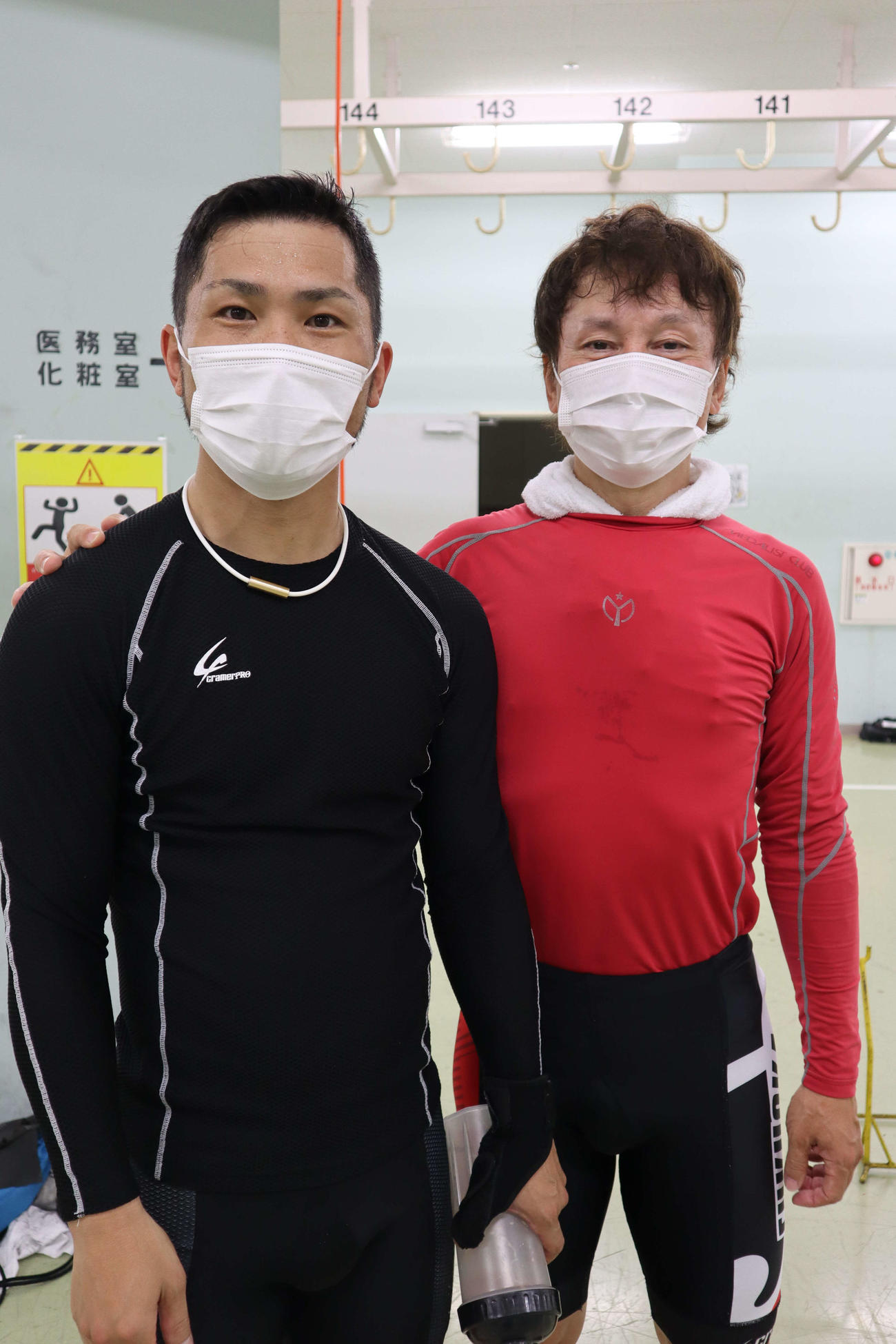 今年初勝利の檀雄二は徳吉広紀（左）の頑張りをたたえた（撮影・音無剛）