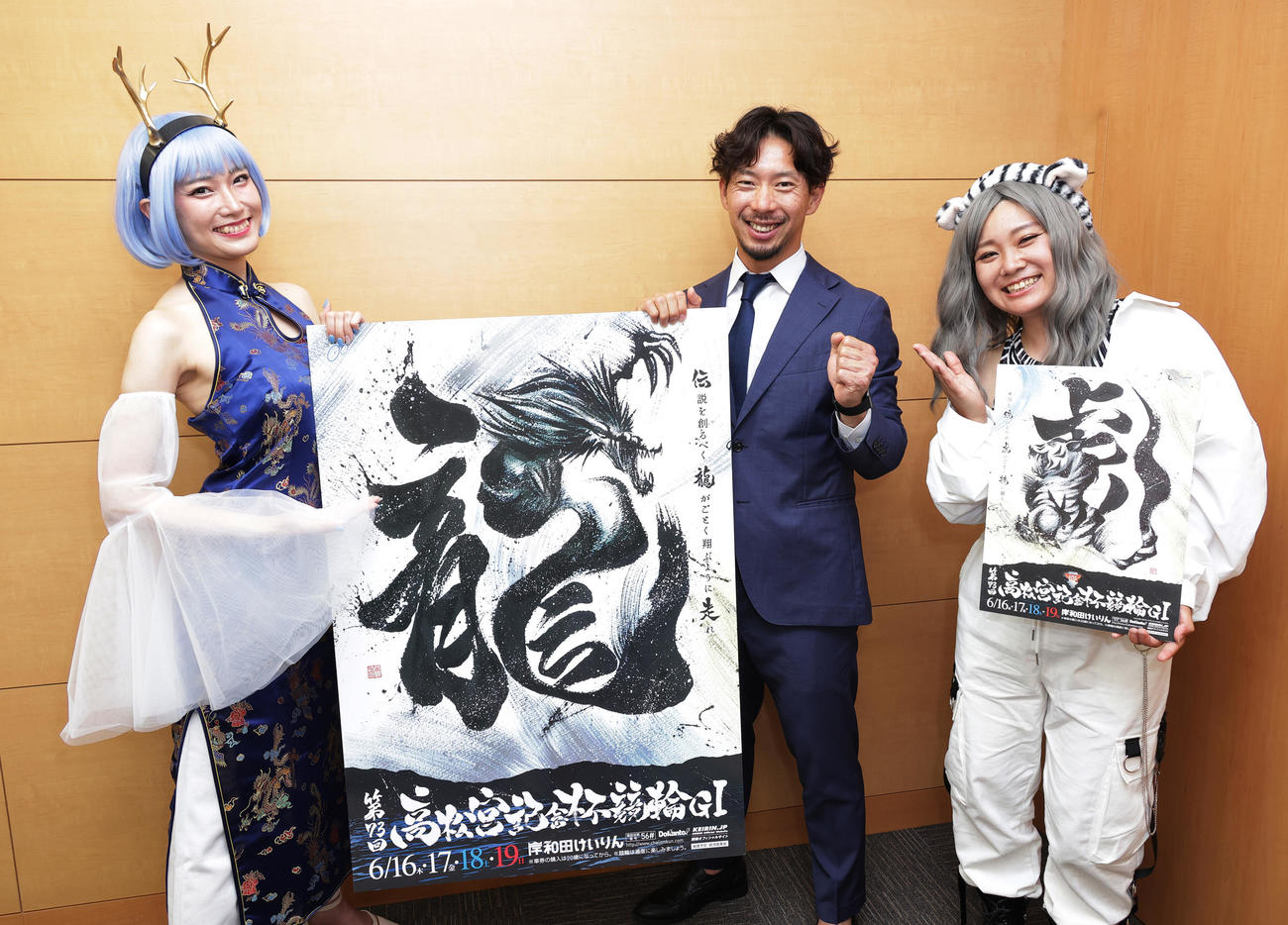 みほっしー（左端）、あにゃん（右端）と岸和田競輪G1高松宮記念杯競輪のPRに訪れた岡崎智哉選手（撮影・中島郁夫）