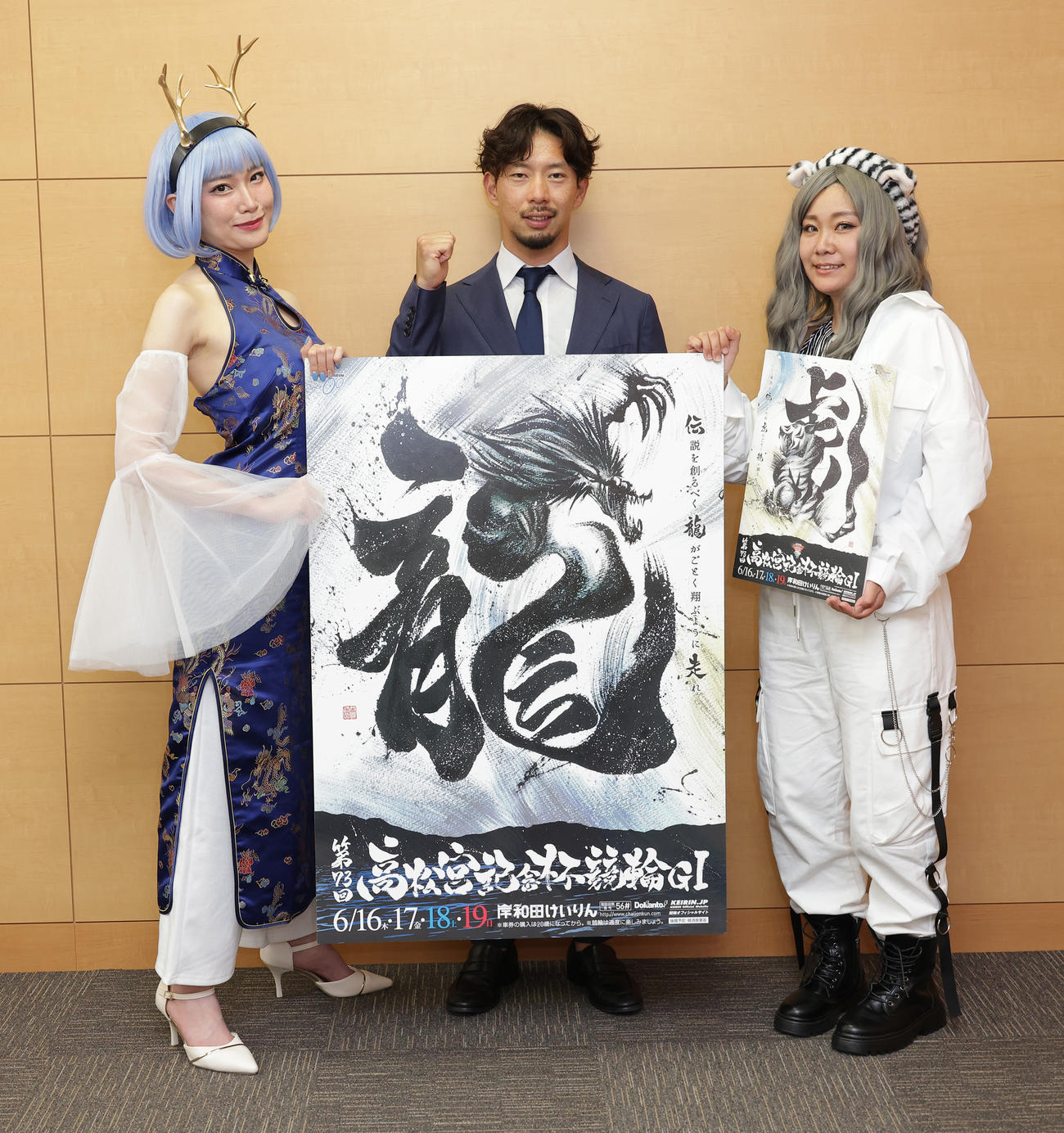 みほっしー（左端）、あにゃん（右端）と岸和田競輪G1高松宮記念杯競輪のPRに訪れた岡崎智哉選手（撮影・中島郁夫）