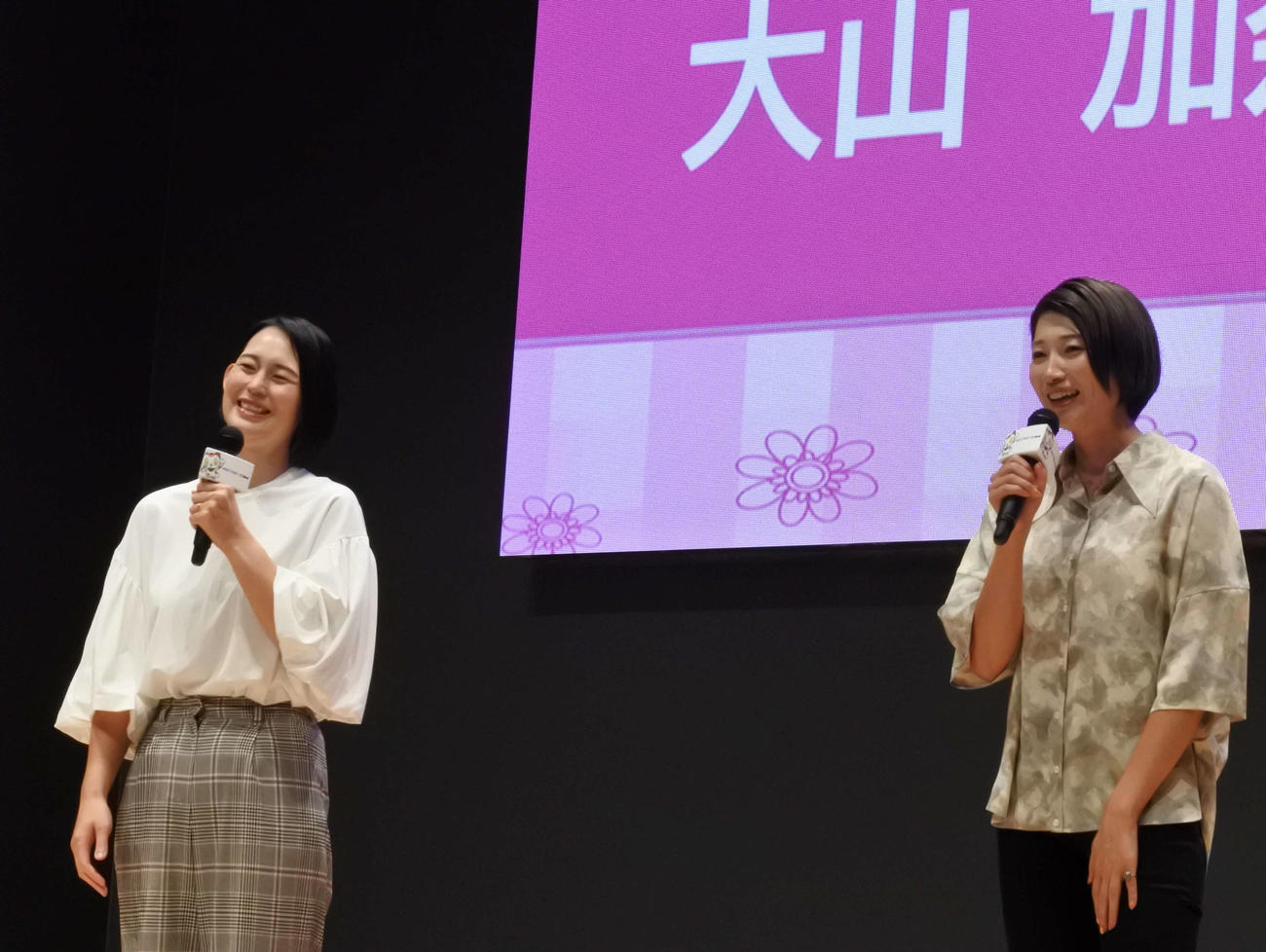 常滑ボートでトークショーを行った、バレーボール女子元日本代表の大山加奈、狩野舞子