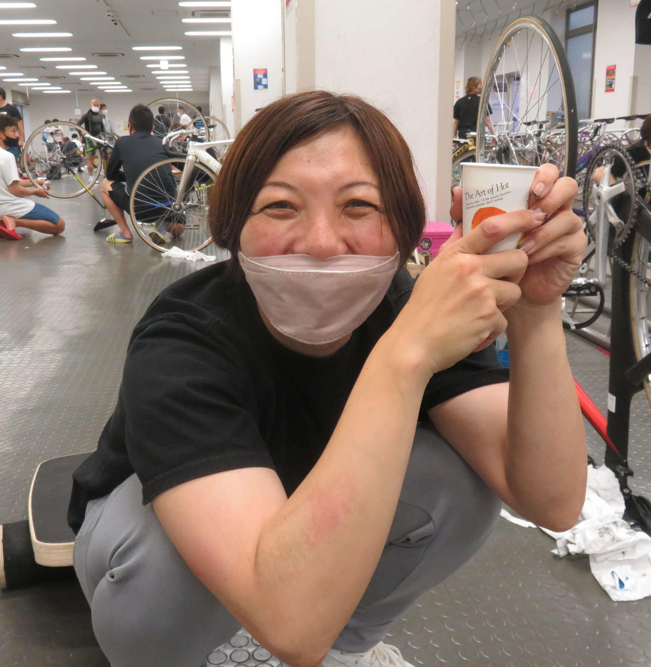 初日好走の地元保立沙織はレース後にコーヒーで一服（撮影・栗田文人）