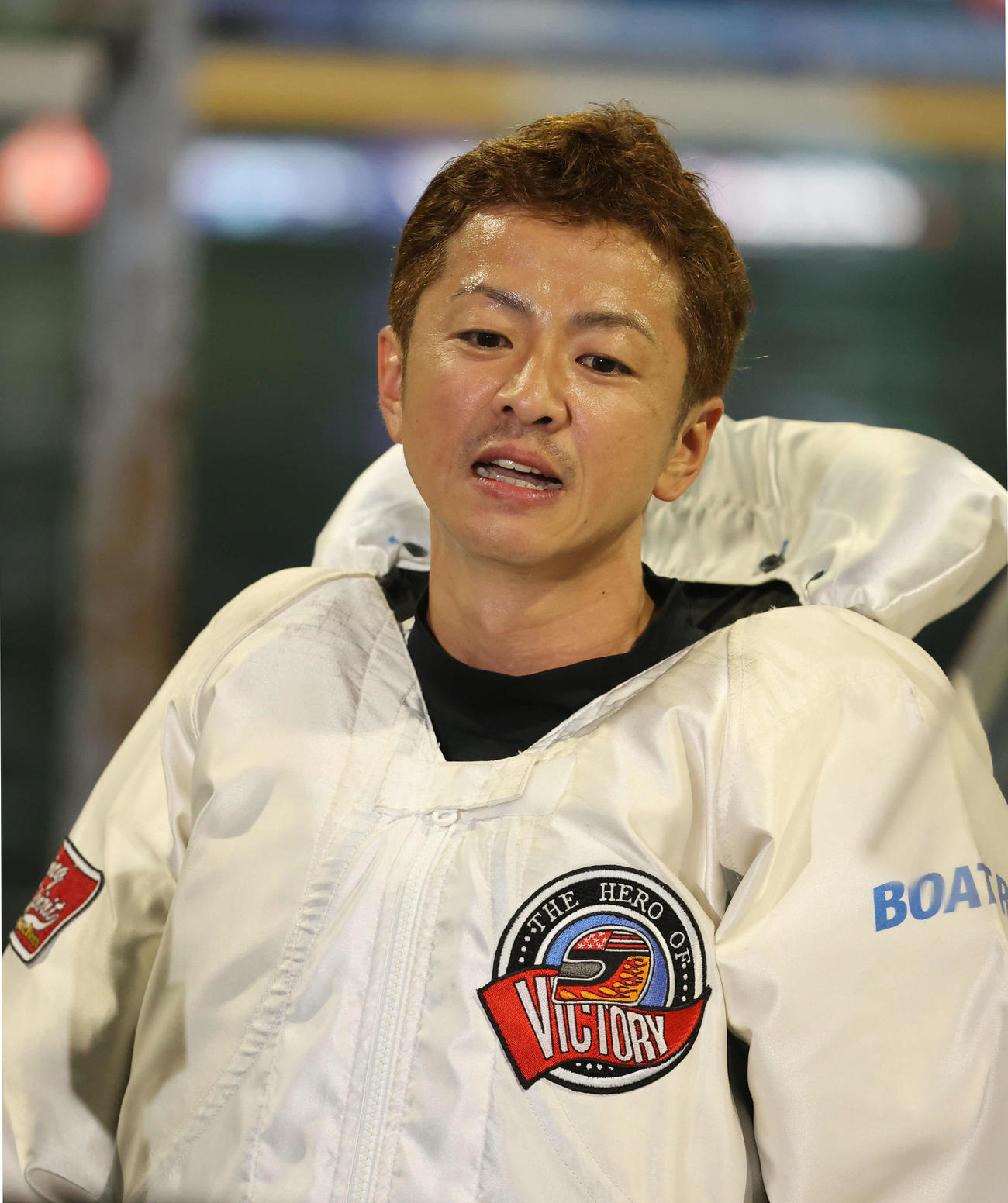 住之江12Ｒを制してインタビュー受ける石野貴之（撮影・渦原淳）
