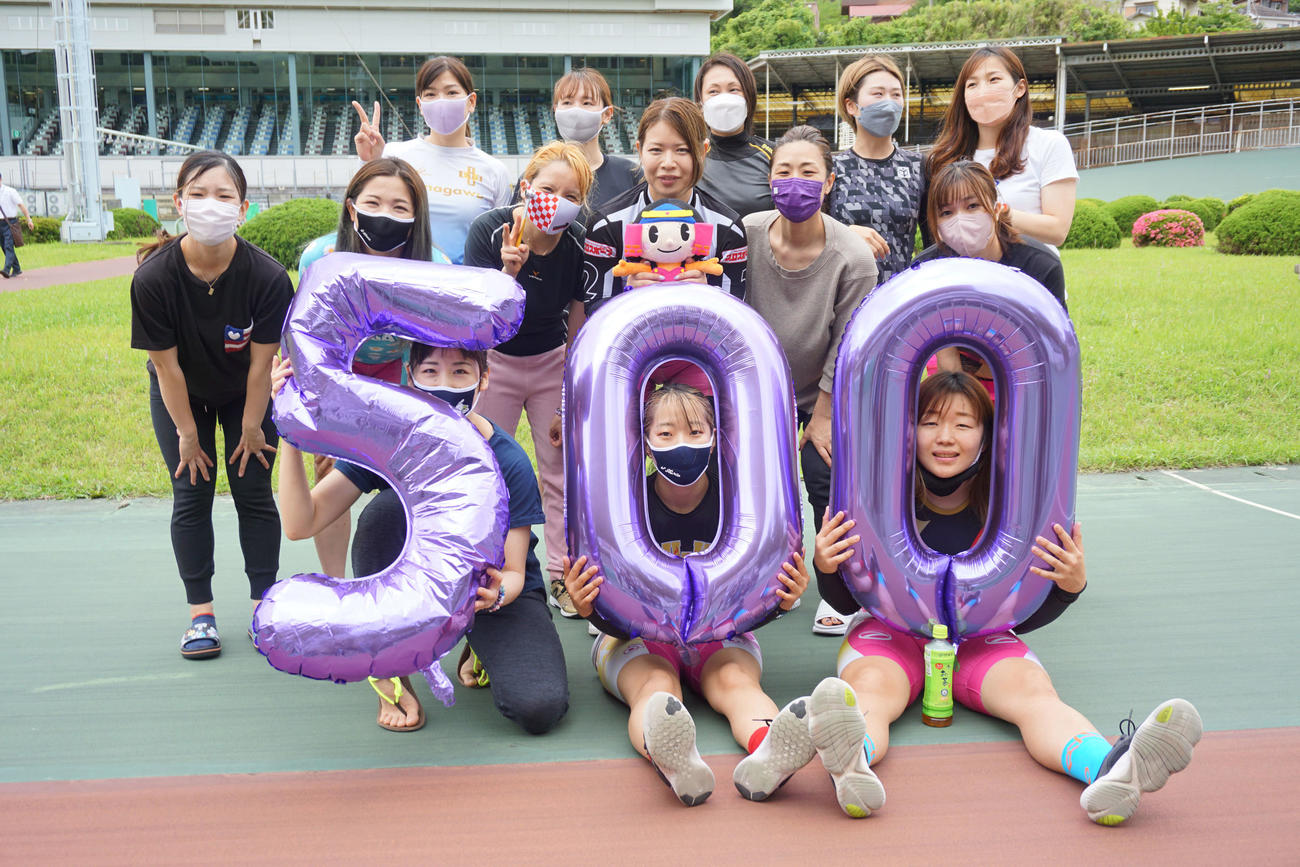 石井寛子の通算500勝達成をガールズ選手みんながお祝いした