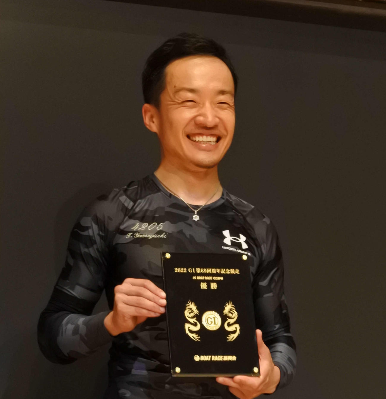 山口剛が常滑周年で優勝を飾り、BOATRACE振興会から副賞として50グラムの純金製メダルが授与された