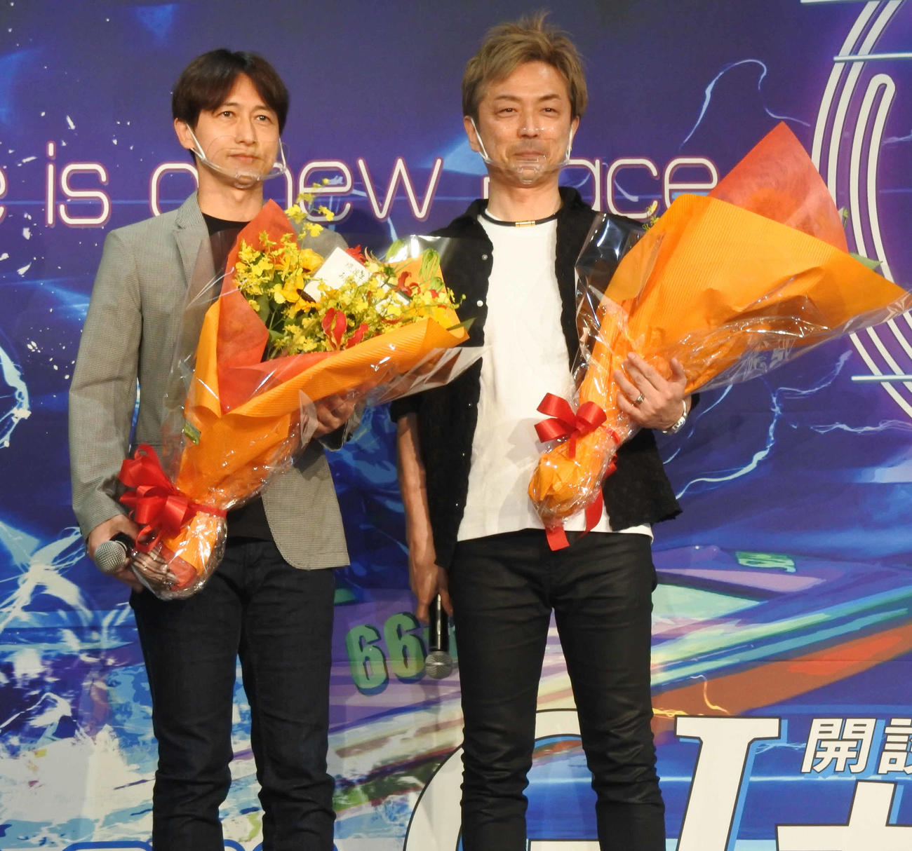 電撃引退した山崎智也さん（左）が久々にファンの前に登場。野添貴裕さんの引退セレモニーに花を添えた