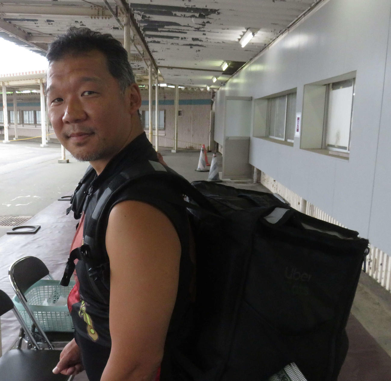 「Uber Eats」と書かれたリュックを抱えながら抱負を話す笠松信幸（撮影・野島成浩）