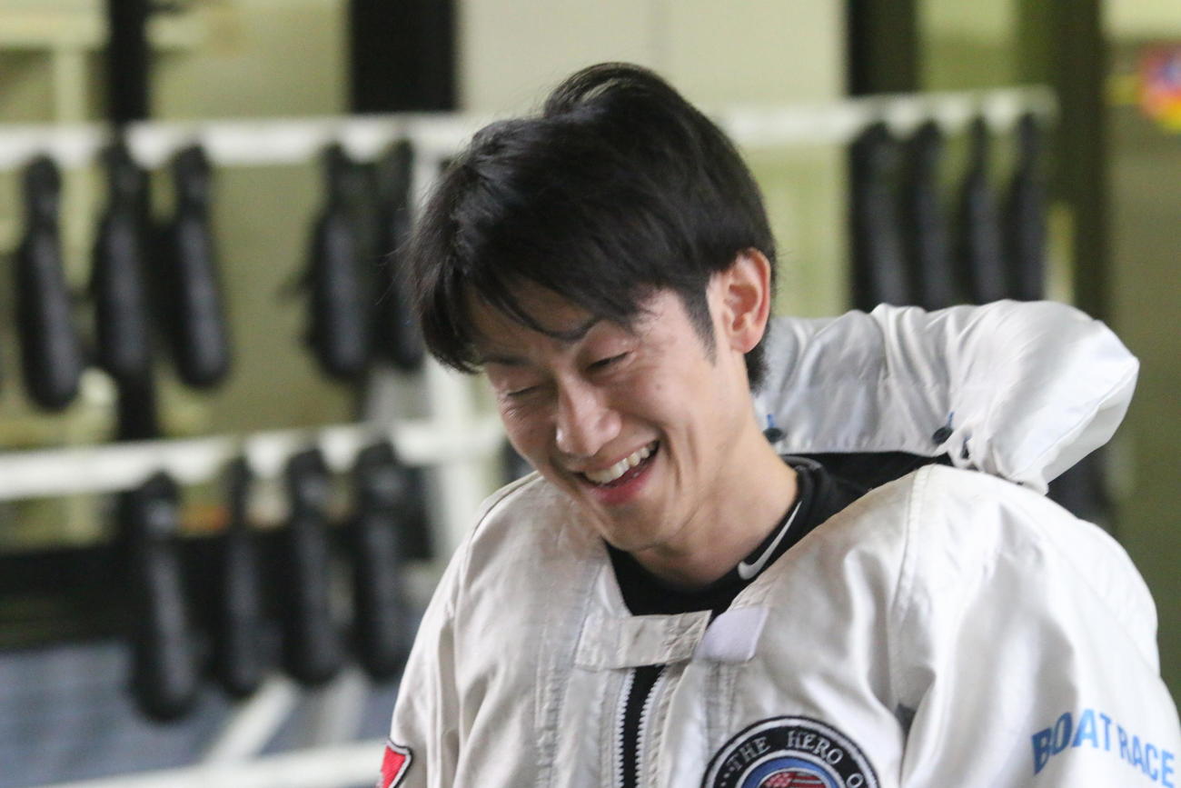 初日後半から5連勝で勝ち上がった枝尾賢は笑顔で引き上げてきた