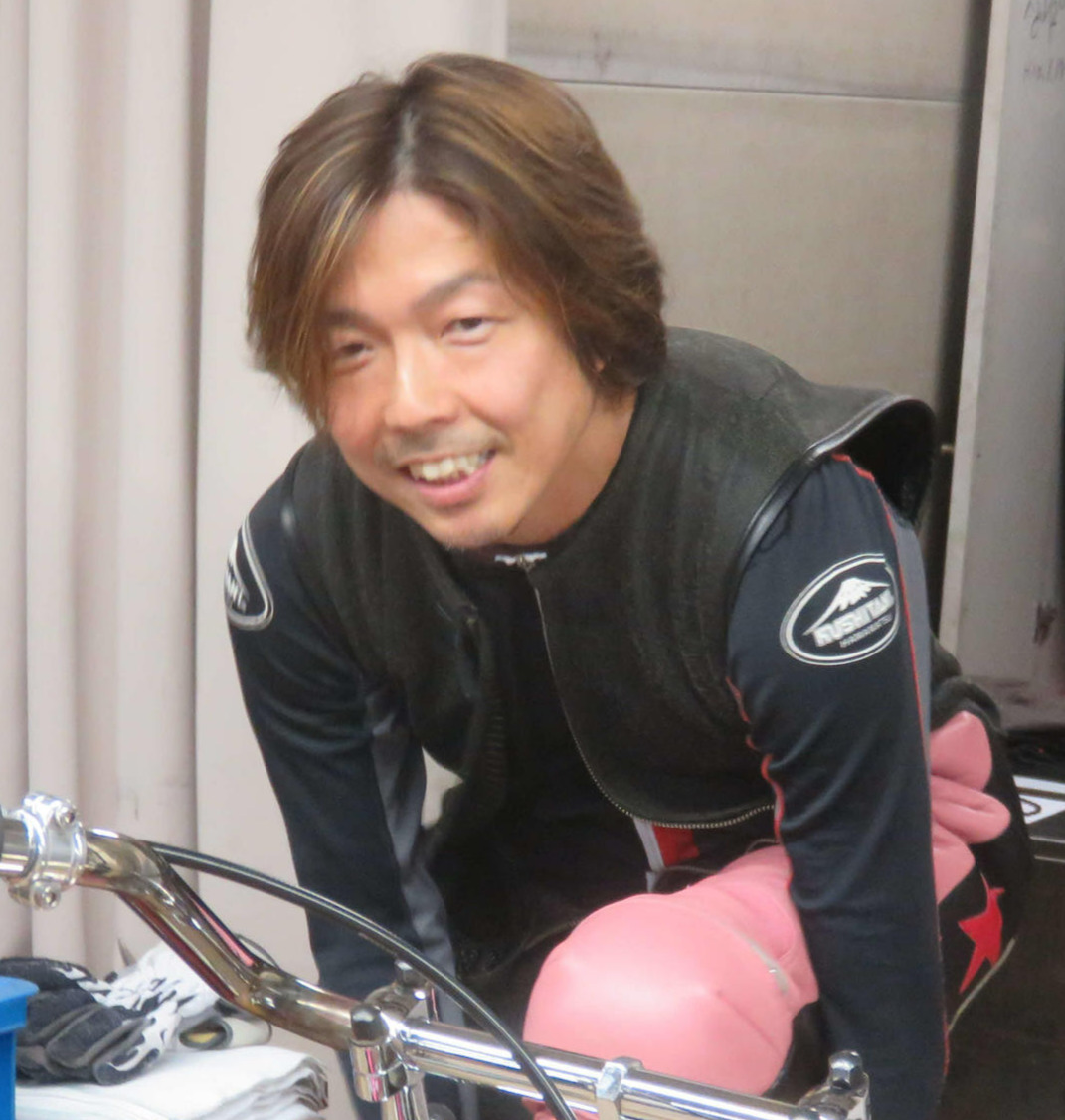 白星に笑顔を見せる有吉辰也